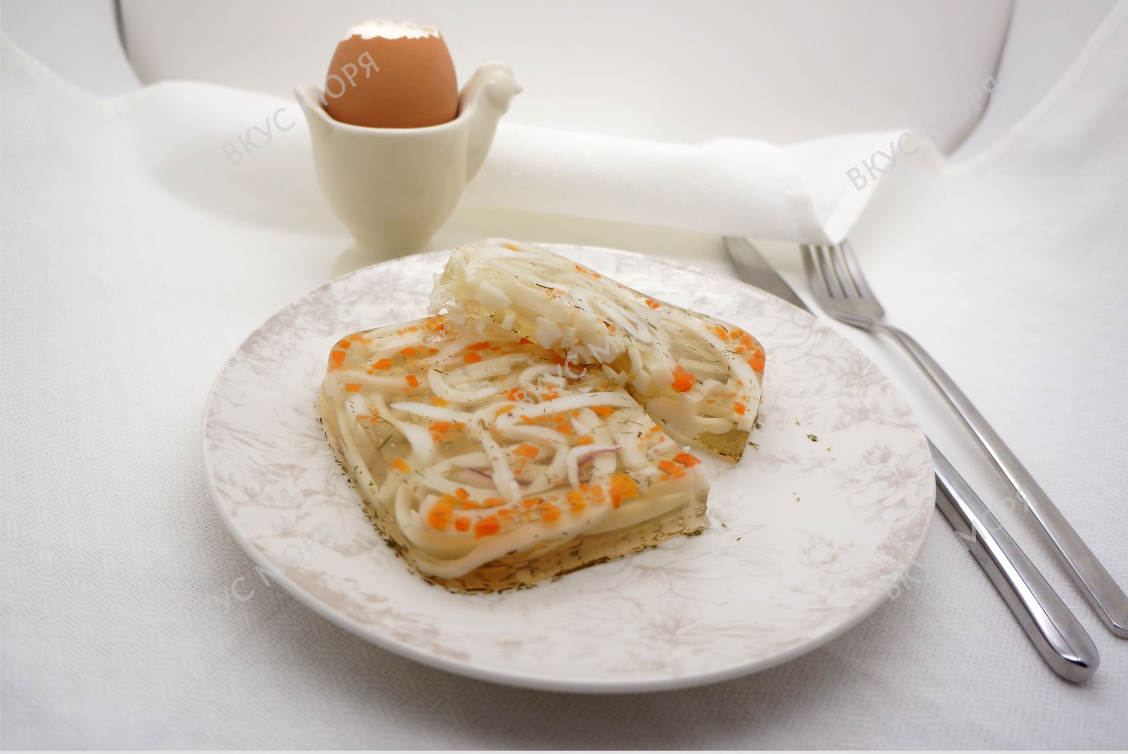 "Заливное" филе-кусочки кальмара командорского отварные с морковью и укропом в желе, 180 г